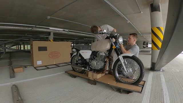 kW & KM - unpacking a new JAWA 350 OHC motorcycle/ Распаковка нового мотоцикла Ява смотреть онлайн