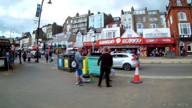 Scarborough South Bay Beach. England. Прогулка вдоль южного пляжа Скарборо. 03.09.2020. смотреть онлайн