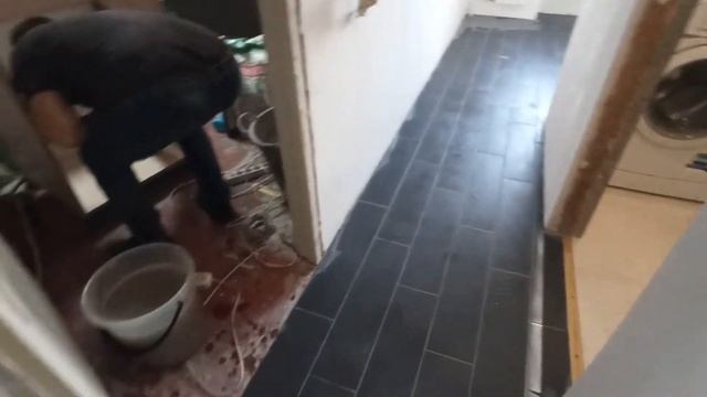 Красивая кухня фартук и пол и коридор , черным керамогранитом 15х60 смотреть онлайн