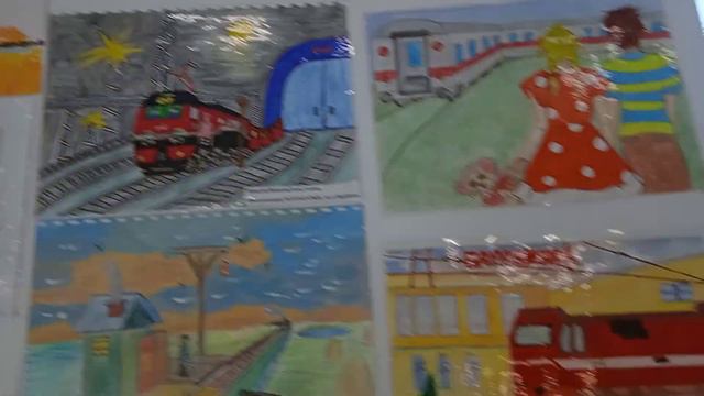 Выставка рисунков поездов РЖД на вокзале смотреть онлайн