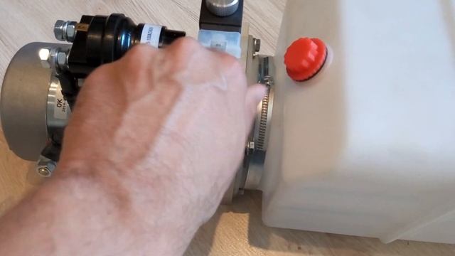 Гидростанция для гидрофикации небольших грузовиков. 24V, 2.0kW, 280bar смотреть онлайн