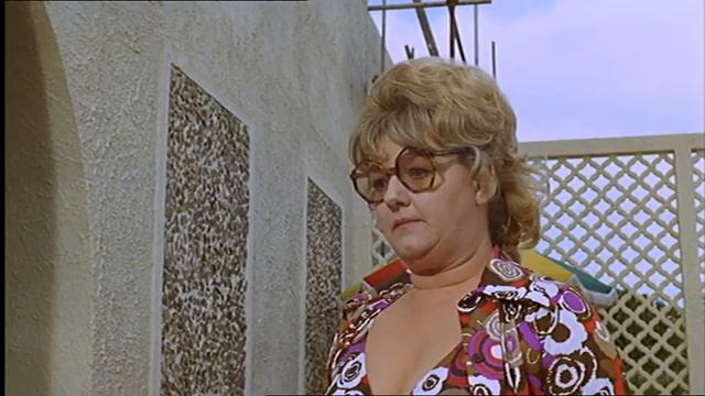 Carry On Abroad (1972) starring Sid James смотреть онлайн