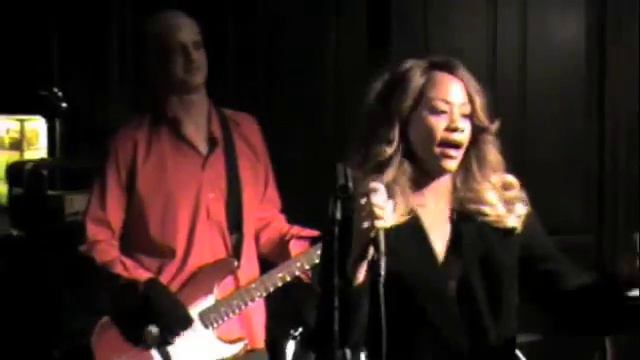 Tasha Taylor sings Eddie Floyd's " Knock on Wood" downtown at 7th and Grand. смотреть онлайн
