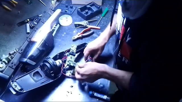 Trocando as baterias do aspirador Electrolux Erg26 смотреть онлайн