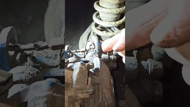 Замена пыльника заднего тормозного цилиндра Форд Мондео 2 1998 г.