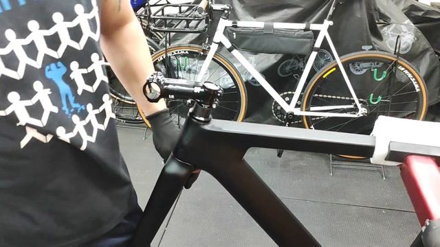 BXT FULL CARBON TRACK Custom Fixie Build #jrspeed #docrobert #fixie #bike #carbonfiber