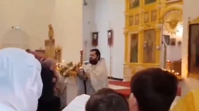 батюшка со шланга святит смотреть онлайн