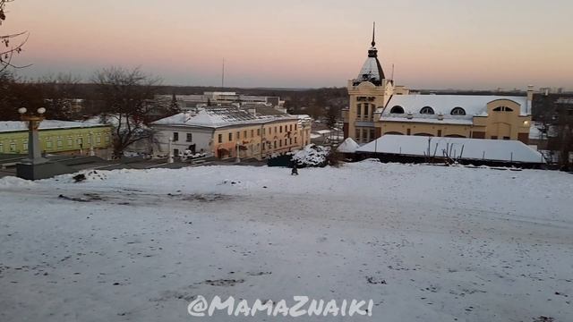 Дети катаются с горки. Горка, зима, дети. смотреть онлайн