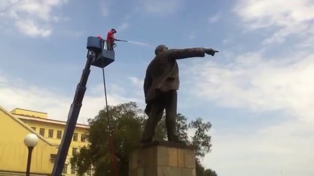 Во Владивостоке помыли памятник Ленину