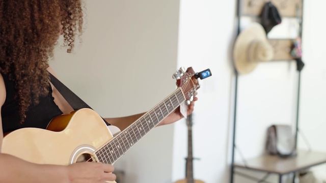 Tuning and Unboxing the Care2Rock guitar with Jackie Venson смотреть онлайн