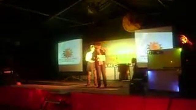 Marieke en Leonie aan 't zingen tijdens karaoke in Velp NB смотреть онлайн