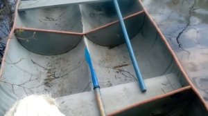 Лодка из четырёх металлических бочек спустя два года