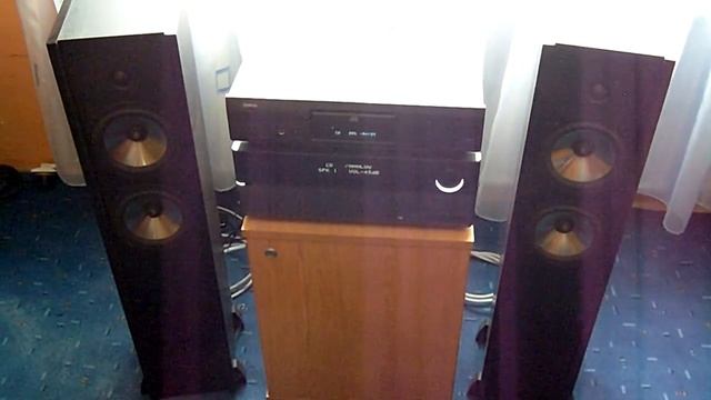 My HI-FI system playing Super 8 & Tab - Helsinky Scorchin' mixed by Moor смотреть онлайн