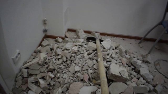 Вернулись на офисы, ломаем дверной проём в кирпиче.