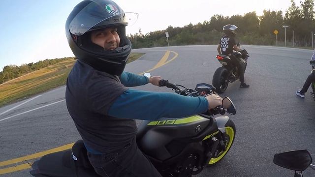Yamaha MT-10 vs Yamaha MT-09 Roll Race To Top Speed смотреть онлайн