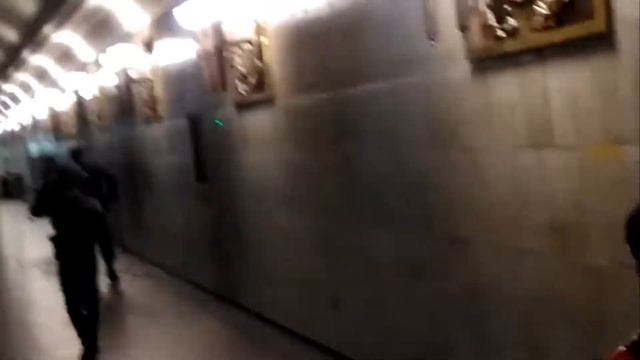 Питерское метро заблокировал псих с ножом смотреть онлайн