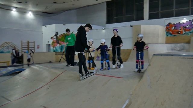Школа трюкового самоката?. Обучение катанию. Тренировки в скейт парке BunnyHop #крытыйскейтпарк смотреть онлайн