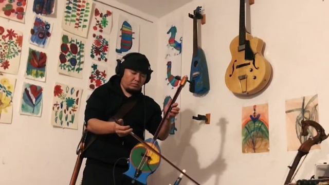 Inner Mongolian Hugejiletu Blends Donner HUSH-I Guitar and Morin khuur in His Iprovisation 胡格吉他与潮尔即 смотреть онлайн
