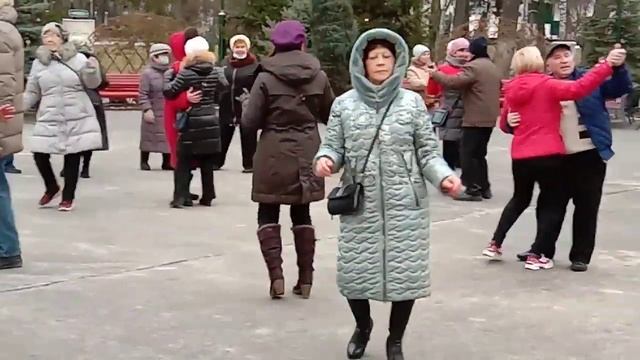 Ягода-малина!!!!Танцы в парке Горького,Харьков!!! смотреть онлайн
