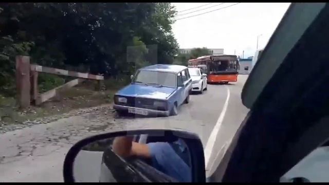 На ул. Арсенальной машина "Почты России" провалилась в яму смотреть онлайн