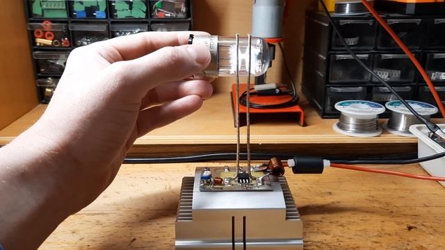 СВЧ генератор на rd15hvf1 / UHF oscillator on rd15hvf1 смотреть онлайн