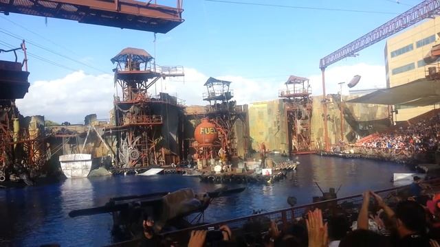 Universal Studios, Hollywood - шоу от исполнителей фильма "Водный мир" смотреть онлайн