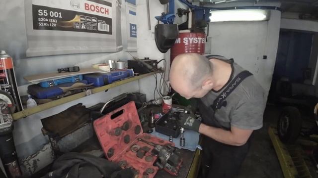 Замена рем. комплекта заднего суппорта с приводом ручника Mini Cooper смотреть онлайн