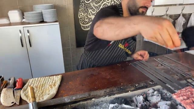 Удивительный турецкий шашлык - этот мастер свое дело знает. смотреть онлайн