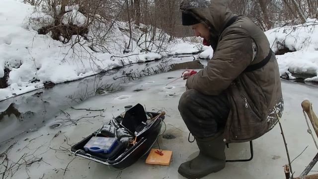 Зимняя рыбалка. Любит пенопласт. Подводная съемка. смотреть онлайн