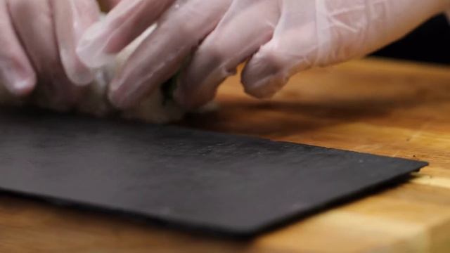 Ролл с лососем и тунцом гриль | суши мастер класс смотреть онлайн