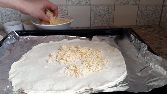 Что приготовить из слоёного теста? Пирог Ромашка. Очень вкусный сырный пирог??? смотреть онлайн