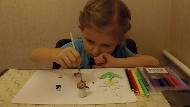Раскрашиваем ромашку, клубнику, божью коровку, грибы, которые слепили из пасты для лепки смотреть онлайн