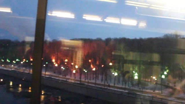 Прибытие и отправление от станции метро "Воробьевы Горы" в сторону центра смотреть онлайн