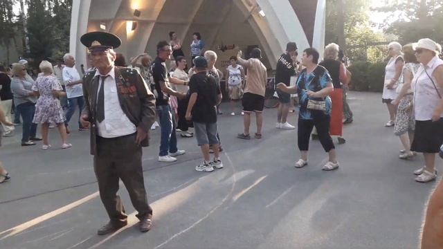 Ай лав ю - три волшебных слова!!!??Танцы в парке Горького!!!??Харьков 2021 смотреть онлайн