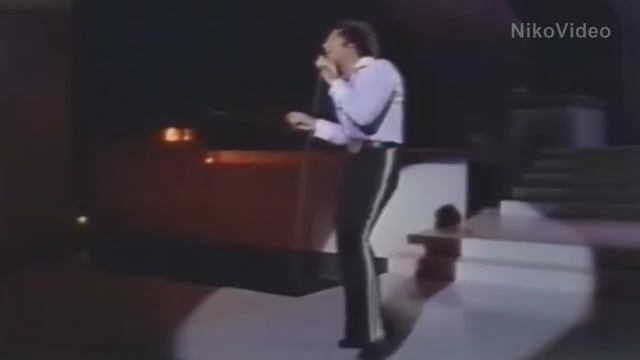 Tom Jones best dance and song. Look at him, he's adorable. Isn't it? смотреть онлайн