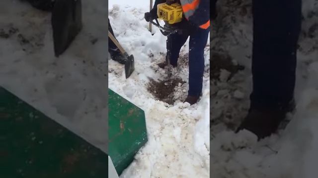 Работа мотобуром для забуривания стойки смотреть онлайн