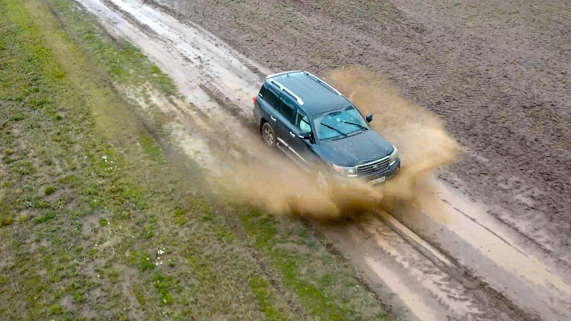 Land Cruiser 200 по грязи и лужам в Кировской области — съёмка с дрона