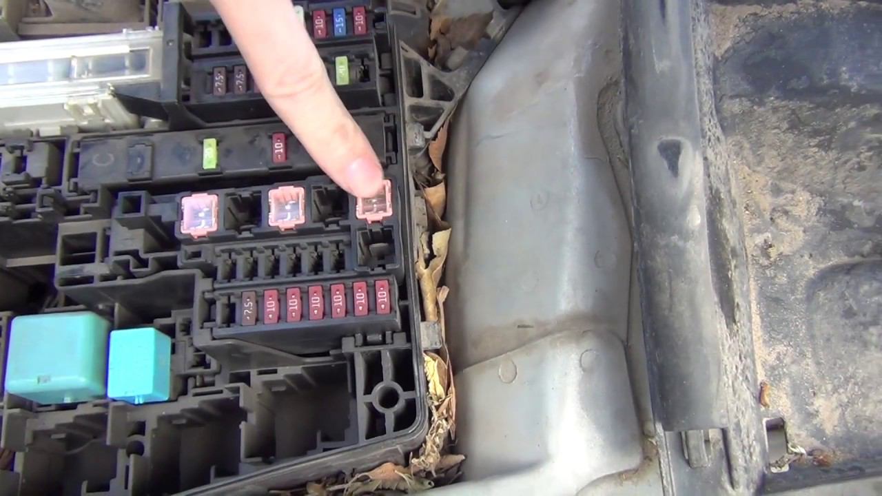 Замена предохранителя кондиционера №32,33,34 в Тойоте королла Е150 смотреть онлайн