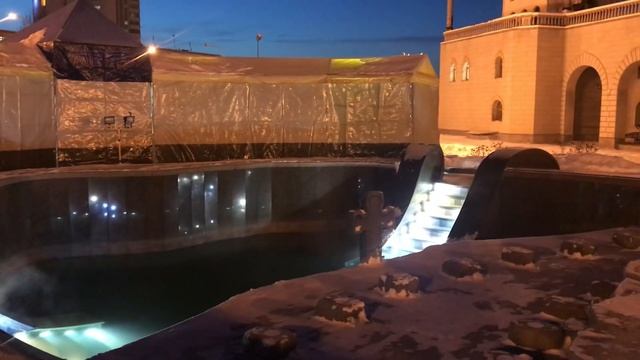 Люди пришли за водой к Всехсвятскому храму в Минске смотреть онлайн
