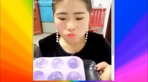 Поедание хрустящего цветного льда, грызть лед