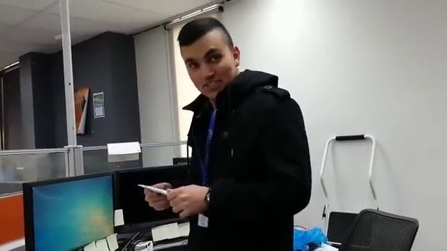The card that never ends, work prank! смотреть онлайн