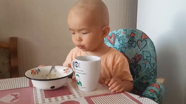 Завтракает. 1 год, 11 мес, 25 дней смотреть онлайн