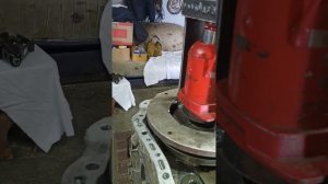 Снятие конуса демультипликатора на КПП Volvo i-shift 2 доработанным съёмником