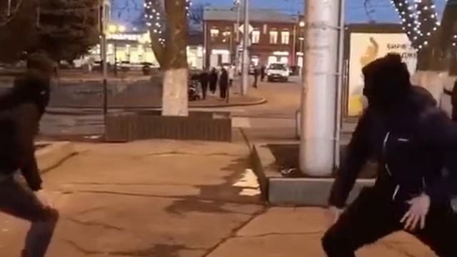 Когда ты с другом играл неделю в компьютере и вышел на улицу смотреть онлайн