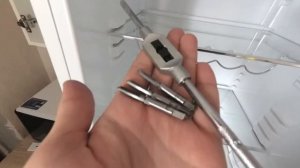 Перевесить дверцы холодильника легко, но нет.