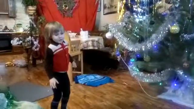 Приколы с детьми!Смешные дети.Новый год 2018.Елисею 4 года. Читает стихотворение. смотреть онлайн