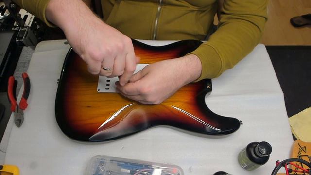Экранирование Fender Classic Series'70s Stratocaster. Part 1 смотреть онлайн