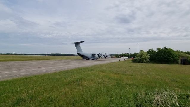 A400M in Nobitz/Altenburg rollt zum Start, Mai 2022 смотреть онлайн