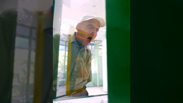 Пришел в аптеку и просит таблетку смотреть онлайн