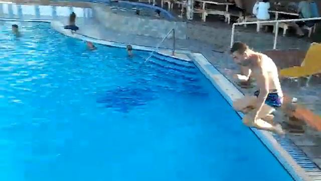 Я прыгает в бассейн в отели Эри бич в Греции на острове Крит смотреть онлайн